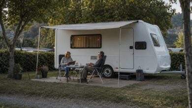 Erwachsenes Paar entspannt vor einem Wohnwagen auf einem ruhigen Campingplatz