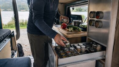 Gewürzdosen und Gewürzgläser platzsparend in einer Camperküche verstaut