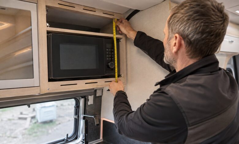 Kompakte Mikrowelle beim maßgerechten Einbau in einen Wohnmobil-Küchenschrank