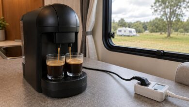 Kompakte Zwei-Tassen-Kaffeemaschine mit korrekt angeschlossenem Strommessgerät im Wohnmobil