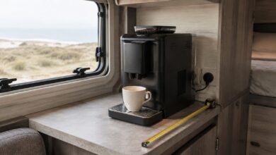 Kompakter Kaffeevollautomat mit Maßband auf der Arbeitsfläche eines Wohnmobils