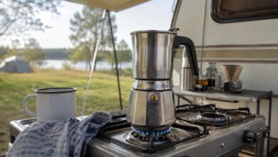 Edelstahl-Espressokocher auf der Gasflamme eines Campingkochers