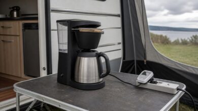Kompakte Filterkaffeemaschine mit Thermokanne und Strommessgerät im Vorzelt