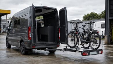 Ausgeschwenkter Fahrradträger mit zwei Rädern an einem Kastenwagen