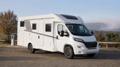 Teilintegriertes Wohnmobil der Carado-T338-Klasse auf einem Stellplatz