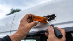 Begrenzungsleuchten am Wohnmobil wechseln: Anleitung