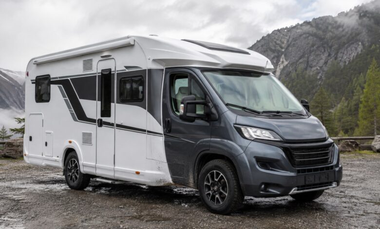 Teilintegriertes Wohnmobil der Knaus-Van-TI-Plus-Klasse auf einem Bergstellplatz