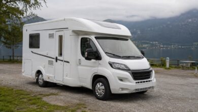 Kompakter teilintegrierter Camper der La-Marca-59-Klasse an einem See