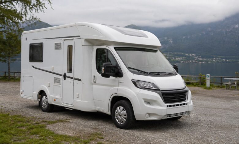 Kompakter teilintegrierter Camper der La-Marca-59-Klasse an einem See