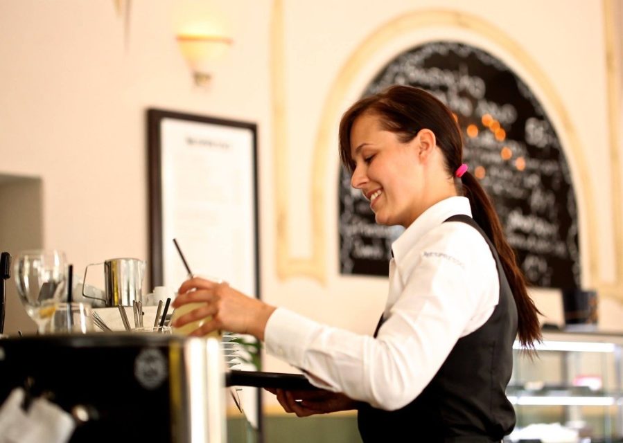 In kroatischen Restaurants wird fast nie eine Servicegebühr erhoben, so dass Trinkgelder für die Bedienung willkommen sind.